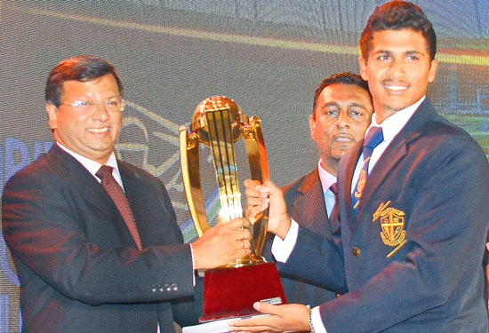 Thulanjana Fernando (St. Joseph Vaz College, Wennappuwa) receiving his Best Bowler Div., 1 award from Narada Sumanaratne (Deputy GM Human Capital ANCL)