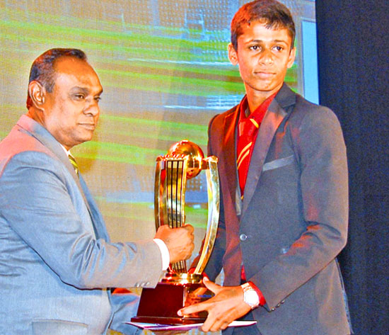 Lasith Udage of St.Mary’s College, Kegalle receiving his Best Bowler Div.11