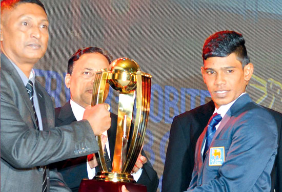 Pathum Nissanka of Isipathana College, receiving his Best Fielder Div .1