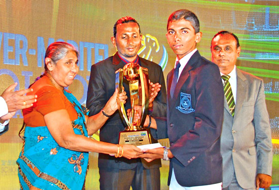 Kavindu Sohan of Sri Devananda College, Ambalangoda receives his award Best Fielder Div two