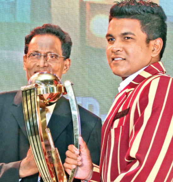 Sammu Ashan of Ananda College Colombo receiving the national award for Best All Rounder