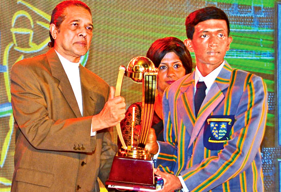 Most Popular Schoolboy Cricketer (Gold) division two award to Piyumal Sinhawansa of St.Anne’s College . Kurunegala