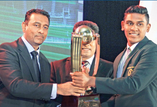 Isipathana College’s Pramod Maduwantha receiving the Division One award for the Schoolboy Cricketer of the Year 2016