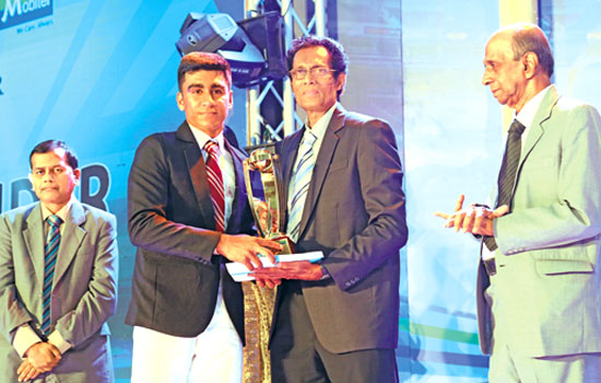 Janithu Kumara of Vidyaloka College, Galle receiving the Best Allrounder’s award division three