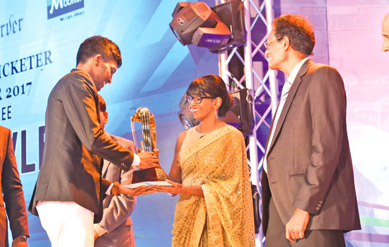 Mithila Poornajith of St. John’s College, Nugegoda receiving his division three Best Bowler’s award