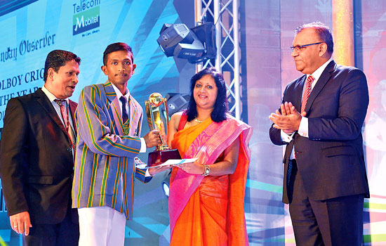 Piyumal Sinhawansa (St.Anne’s college, Kurunegala) receiving the Most Popular Schoolboy Cricketer of the Year Div 2