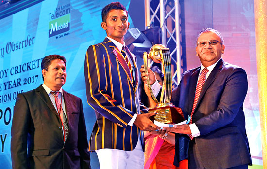 Santhush Gunatileka of St.Peter’s College receiving the Most Popular Schoolboy Cricketer Award Division one