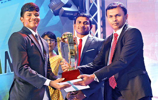 Viswa Chaturanga of Prince of Wales College, Moratuwa receiving the Best Batsman National Award