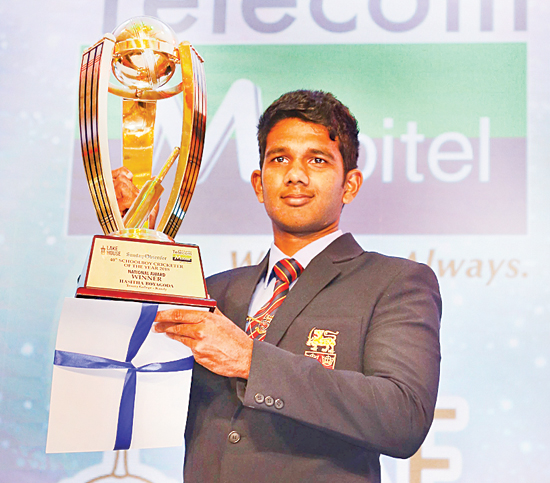 Observer Mobitel Schoolboy Cricketer of the Year 2018 : Trinity College’s Hasitha Boyagoda holds aloft his trophy for being adjudged the Observer Mobitel Schoolboy Cricketer of the Year 2018 at its 40th Awards Night held at the Hilton Hotel in Colombo on Tuesday (Pic: Chinthaka Kumarasinghe)