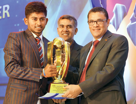 Ranjan Madugalle presents Div. I Schoolboy Cricketer of the Year Award to  Kamindu Mendis of  Richmond College. Krishantha Cooray, Chairman of Lake House did not attend the function in respect of late Silumina Editor  Chamara Lakshan Kumara for whom two minutes silence was observed