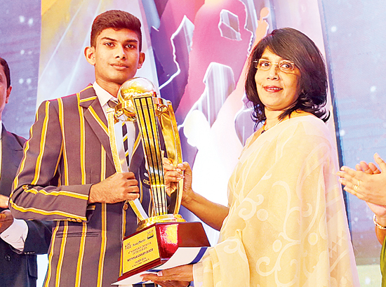 The Observer-Mobitel Most Popular Schoolboy Cricketer 2018 Sachin Silva of St. Peter’s College receives his trophy from Director of Lake House Uma  Rajamantri  