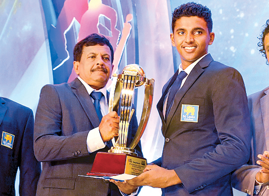 Lasith Croosepulle from  Maris Stella College receives the Best Batsman’s award from Kamal Wijesuriya the Deputy General Manager of Commercial Printing Lake House