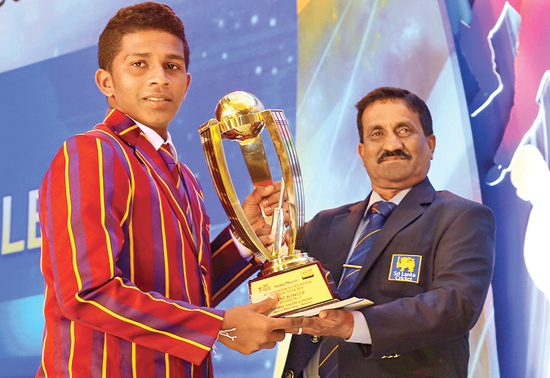 The Best Bowler Savindu Peiris of Prince of Wales College receives his award from Kapila Jayalath member of the Schools Cricket Association