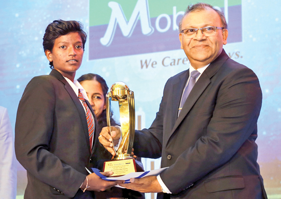 Kaveesha Dilhari the Best Schoolgirl Batter from Devapathitaja College Ratgama receives her award from General Manager Lake House Abaya Amaradasa