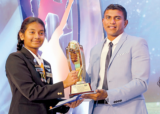 Sithmi Hirasha the Best Schoolgirl Bowler from Anula Vidyalaya receives her trophy from Isuru Dissanayake, Senior General Manager of Mobitel