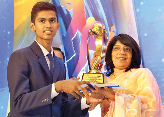 Uma Rajamantri Director Lake House hands over the Divition III most popular School Boy Cricketer M.A.D. Isuru Tharaka 