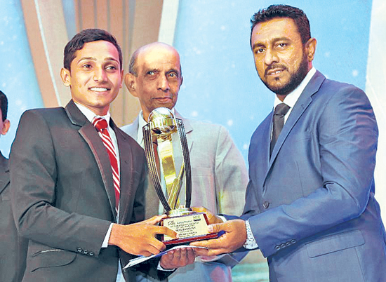 Madusanka Almeida Kolonnawa Henry Olcott MMV  recieving the best baller award from Asela De Vas Gunasekara