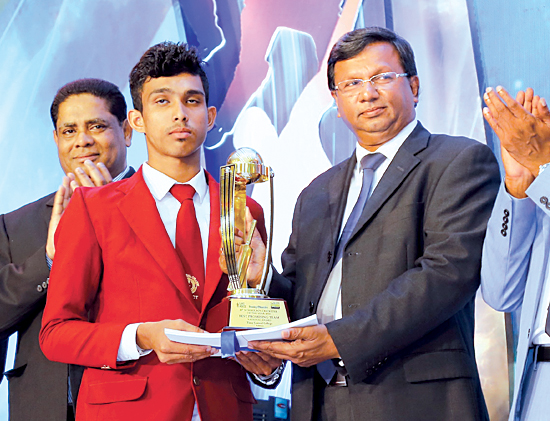 Narada Sumanaratne   Genaral Manager - Human Capital handing over the Award for Best team of Western Province Nalanda College to its skipper