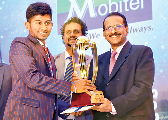 Kamindu Mendis, Ricmond College, Galle who was declared as the Best Fielder receiving his Award from Advisor Cricket to the Ministry of Education Jayantha Seneviratne