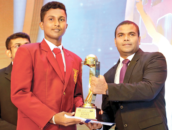 Senior Marketing Manager Mobitel Pvt. Ltd. Indika Amarasuriya Handing over the Best Bowler Trophy to Roshan Sanjaya of Tissa Central College, Kalutara