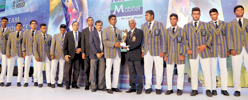 Captain of St. Anne’s College, Kurunegala receiving the award for the Best Team from North Western Province from Senior Sports Journalist Sunday Observer Bernard Perera