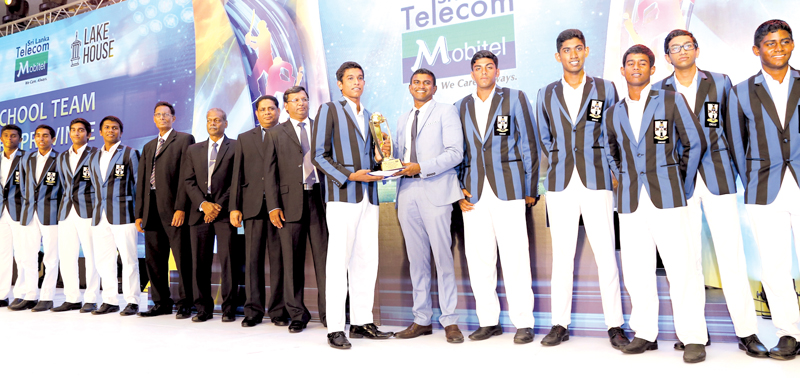 The Best team from Western Province S. Thomas’ College, Mount Lavinia receiving their award from Senior General Manager Mobitel Pvt. Lt. Isuru Dissanayke