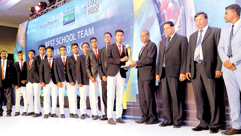 Bandarawela Central College the best team from Uva Province collecting their award from Deputy General Manager Human Resources Lake House, Lal Perera