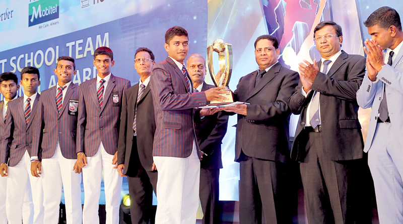 Deputy General Manager Finance Lake House, Virajith Boyce gives away the Award for the Best School team to skipper of Richmond College, Galle