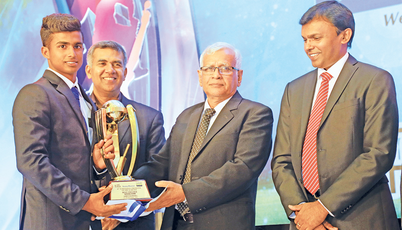 Best Fielder in the National Observer-Mobitel Schoolboy Cricketer of the Year 2018 Ashen Bandara of St. Aloysius College, Galle receiving his Award from Director Editorial ANCL Chandrasiri Seneviratne 