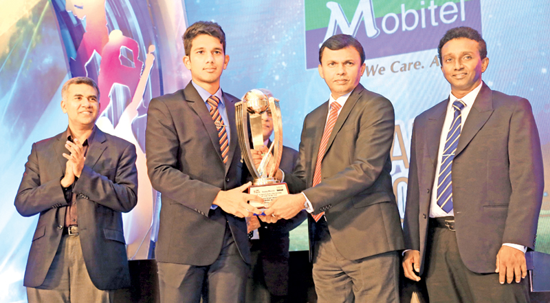 The winner of the Best Batsman’s Award at the Observer-Mobitel Schoolboy Cricketer of the Year 2018 Hasitha Boyagoda, Trinity College receiving the coveted Trophy from Dushyantha Basnayake Director Finance ANCL at the Awards ceremony held recently at the Colombo Hilton