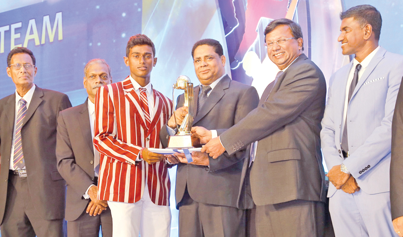 The Best Behaved Team Nalanda College receiving their Trophy from Deputy General Manager Finance ANCL VS Bois at the Observer-Mobitel Schoolboy Cricketer of the Year Awards ceremony held at the Colombo Hilton.  