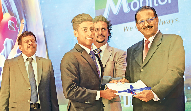 Division I Best Fielder Sithara Hapuhinna of S. Thomas’ College Mount Lavinia receives his Award from Jayantha Seneviratne Consultant Schools Cricket to the Ministry of Education  
