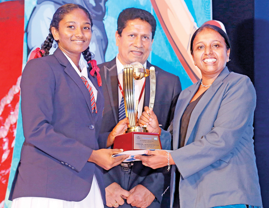 Umesha Thimeshani of Devapathiraja Vidyalaya made history by becoming the first Schoolgirl Cricketer of the Year as schoolgirl cricketers were recognized for the first time, this year. The award was presented by Champika Weeratunga (Secretary SLSCA). Chanaka Liyanage (Channel Manager Lake House) is also pictured. (Pic: Chinthaka Kumarasinghe) 