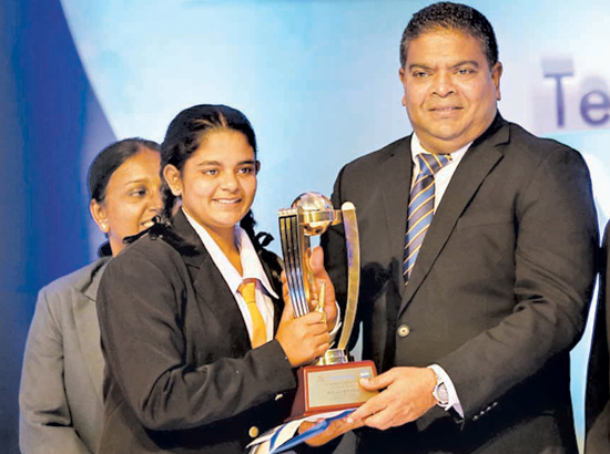 Janadi Amali of Anula Vidyalaya receiving the Best Allrounder’s award from Nalin Perera (CEO of Mobitel)