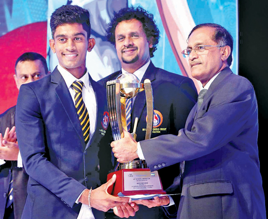 Amitha Dabare of DS Senanayake receiving the Best Fielder’s award from Rashantha Chandrathilaka (DGM, ANCL)