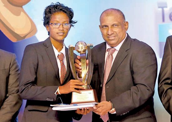 Nilaksha Sandamini of Devapathiraja Vidyalaya receiving the Girls Best Bowler Award from Aravinda de Silva