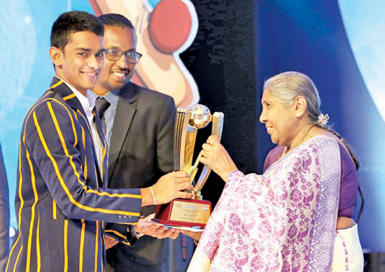 Pasindu Sooriyabandara of Royal College receiving the best batsman’s award from Pushpa Rowel (Editor in Chief of Dinamina)