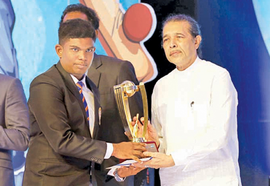 Akash Lochana of Gamini NS Bentota receiving the award for the best fielder from Lakshman Gunasekera (Editor Daily News)