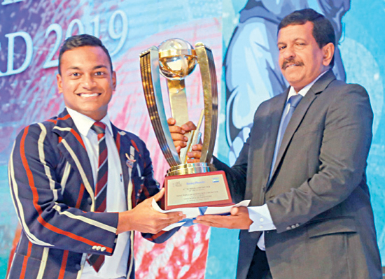 Most Popular Schoolboy Cricketer Theeksha Gunasinghe from St, Anthony’s College in Kandy with his award presented by Kamal Wijesuriya Senior DGM Printing and Maintenance ANCL 