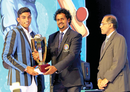 Kalana Perera from S. Thomas’ College with his Best Bowler trophy 