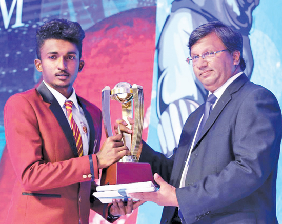 Nalanda College skipper receives the Western Province Best School Runner-up Award