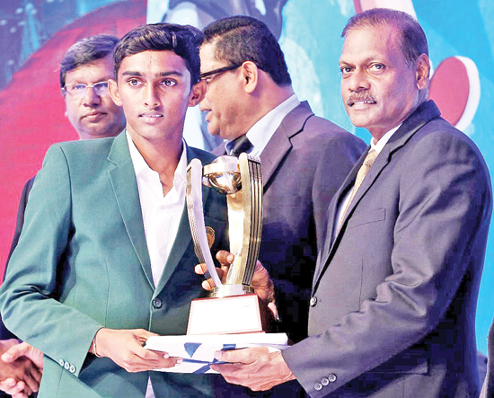 Anuradhapura MMV captain receives the North Central Province Best School team Award