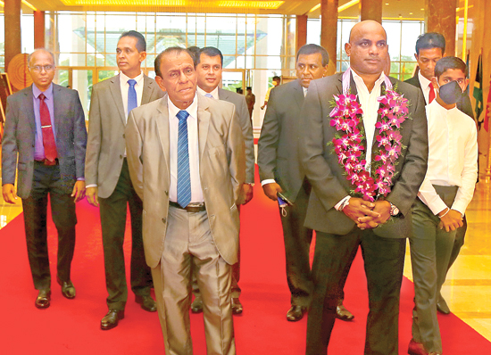 Former Sri Lanka captain and ex-Chairman of Selectors Sanath Jayasuriya was the chief guest at the 42nd Observer-SLT Mobitel School Cricketers of the Year mega awards ceremony at the BMICH last Tuesday. Here Jayasuriya and his son Ranuk being welcomed to the venue by ANCL Chairman W. Dayaratne PC, along with Director Operations Canishka G. Witharana, Director Finance Janaka Ranathunga, Director Legal and Administration  Rakhitha Abeygoonawardhana, Editor-in-Chief Dinesh Weerawansa, Director Editorial Dharma