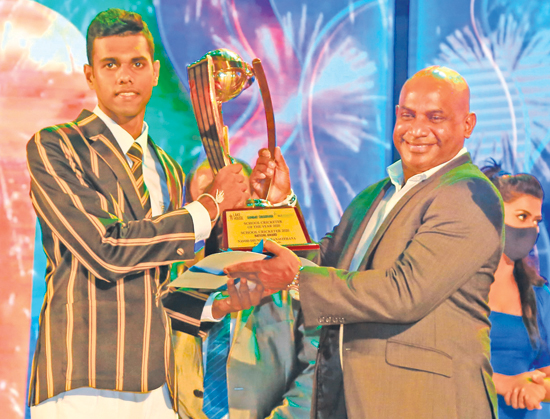 Observer-SLT Mobitel Schoolboy Cricketer of the Year 2020 Navod Paranavithana from Mahinda College receives his award from former Sri Lanka captain Sanath Jayasuriya 