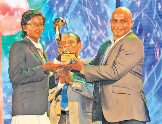 Observer-SLT Mobitel Schoolgirl Cricketer of the Year 2020 Kavesha Dilhari from Devapathiraja College receives her award from Sanath Jayasuriya