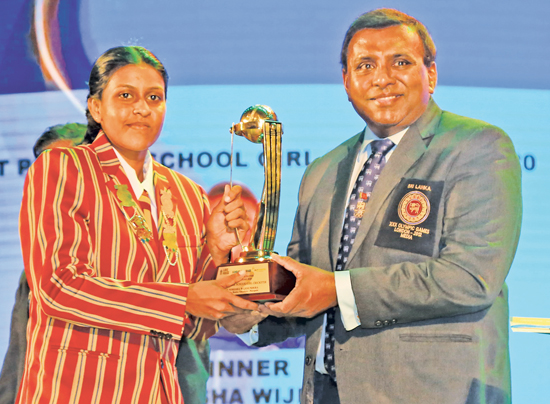 Most Popular Schoolgirl Cricketer Nimesha Wijesundera of Marapola MMV receives her award from Editor-in-Chief of the Sunday Observer Dinesh Weerawansa