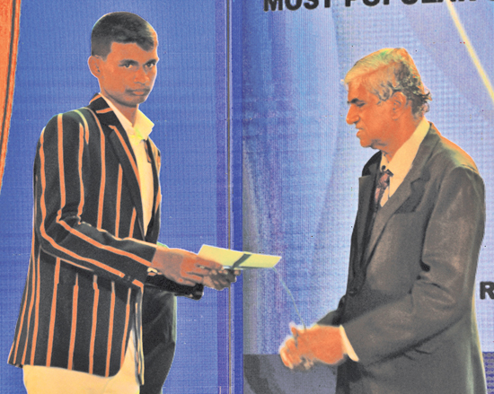 Most Popular Schoolboy cricketer runner-up Ahan Wickremasinghe receives his cash award from Ranjeewa Seneviratne Sports Editor Daily News
