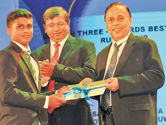 Division Three - Best Batsman Runner up - Salindu Malmin of Nalanda Boys School Minuwangoda  receives his Award from Deputy General Manager/ Advertising ANCL, Waruna Mallawarachi