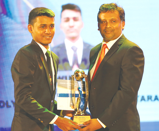 Division Two best fielder Sithum Sanjana of Holy Cross College, Kalutara gets his award from Additional Deputy General Manager Advertising ANCL, Prasanna Jayasundara 