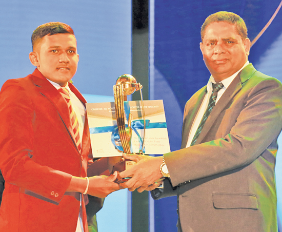 Best bowler Division Three Shakthi Udara Jayathilake of Rajasinghe  Central College, Hanwella gets his award Deputy General Manager, Finance ANCL, Virajith Bois